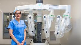 Doctora del Hospital Americano de Dubái se convierte en la primera cirujana de la región en realizar una mastectomía robótica